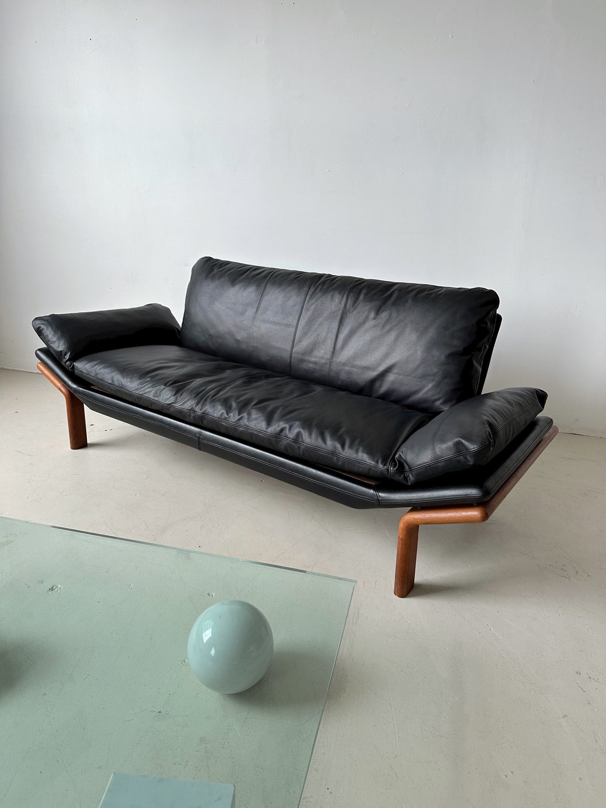 BLACK LEATHER & TEAK SOFA BY KOMFORT DENMARK, 70's | Maison Singulier