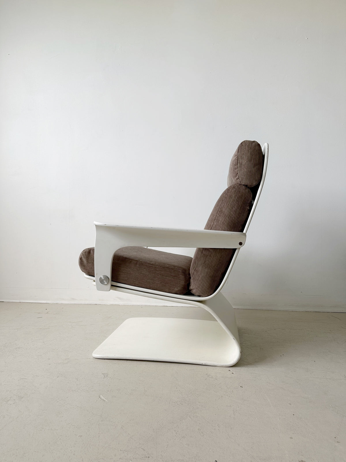 ▲グーチャンラグ▼　1970年代　236×125cm セミアンティーククメン SPACE AGE ARMCHAIR BY PETER GHYCZY FOR COR, 70's | Maison Singulier