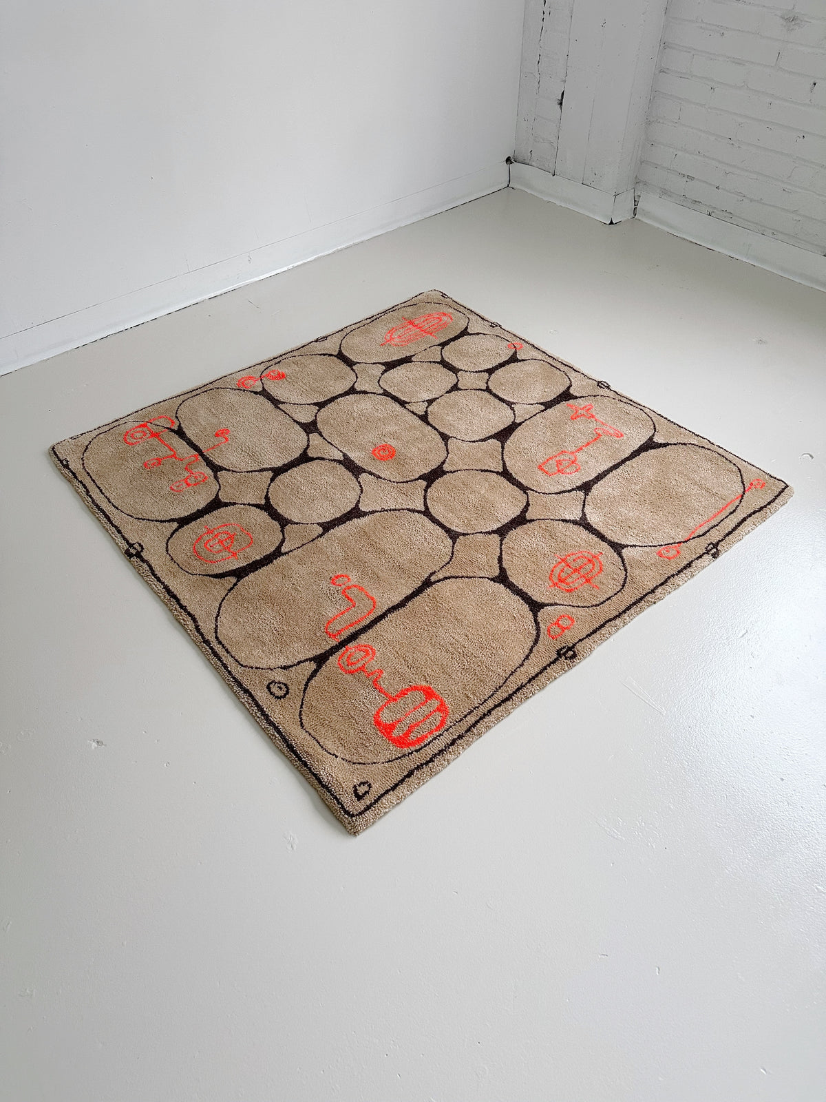 HAND TUFTED 