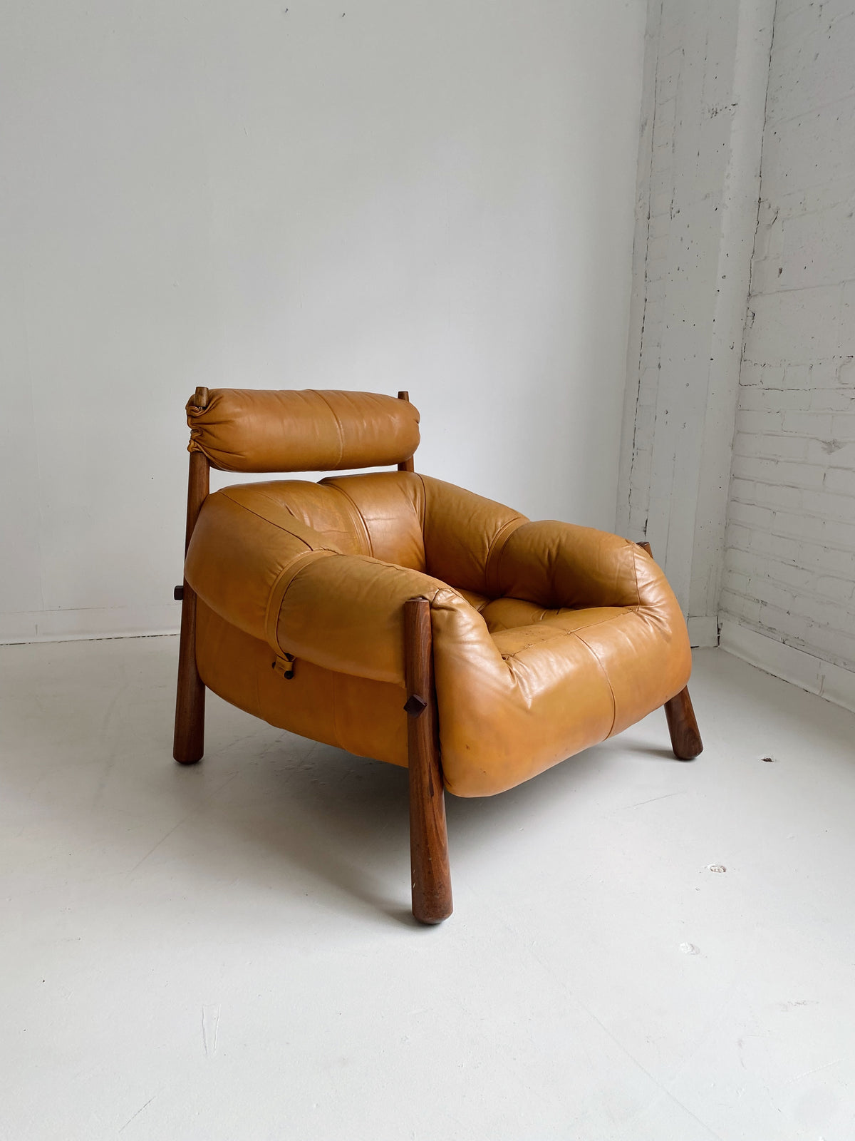MP-81 TAN LEATHER LOUNGE CHAIR BY PERCIVAL LAFER, 60's | Maison