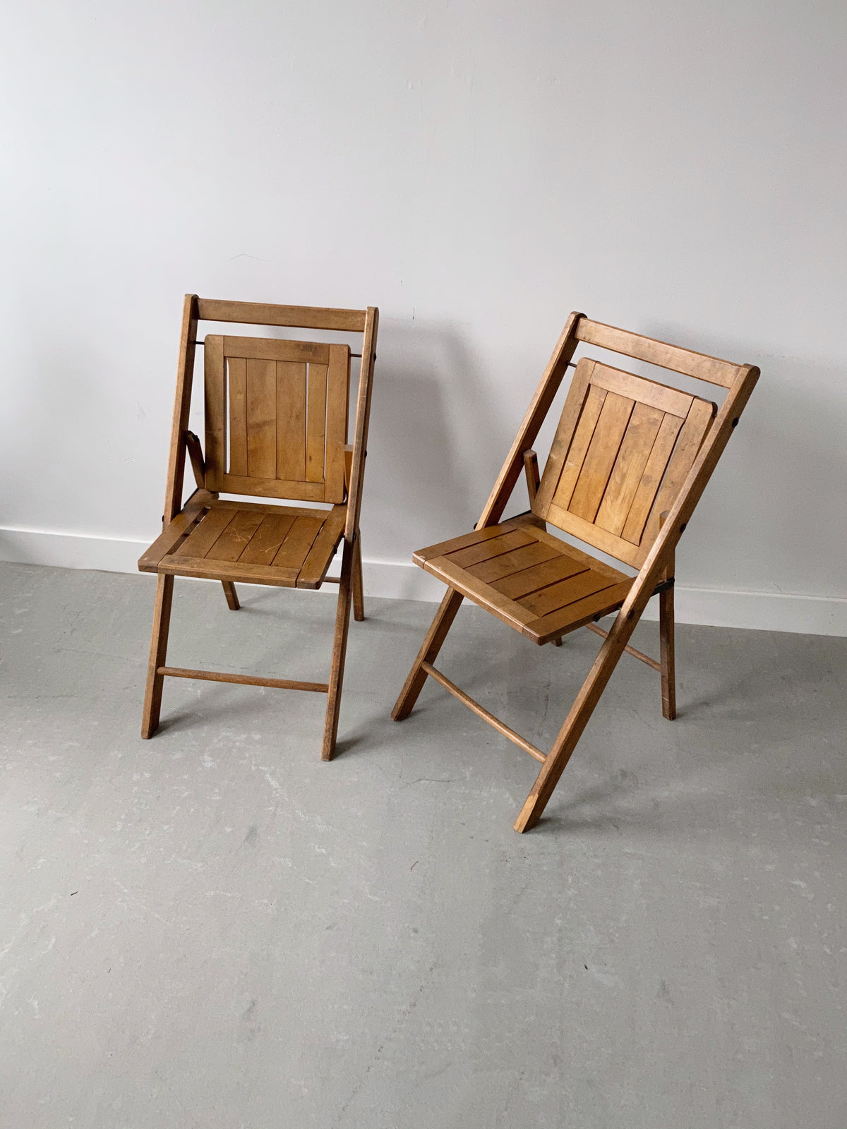 Vintage wood deals folding chairs