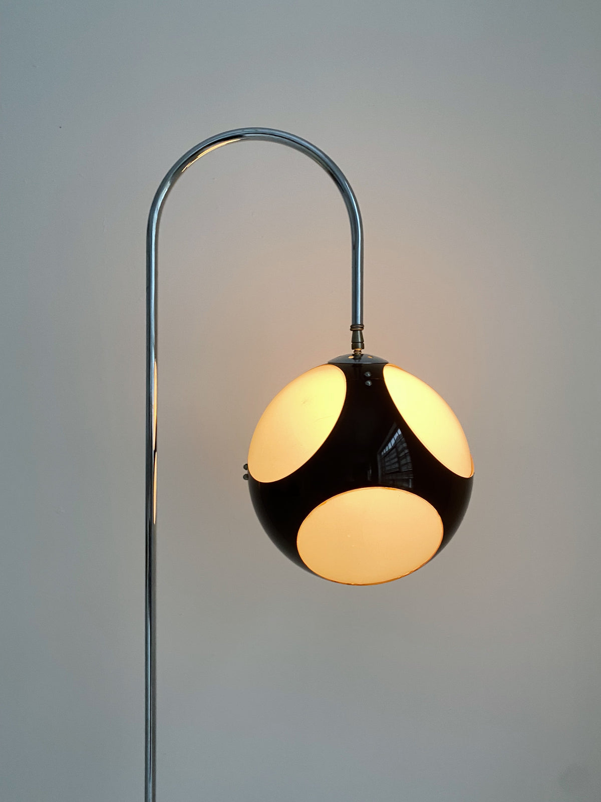 SPACE AGE FLOOR LAMP WITH BROWN PLASTIC SHADE & METAL ASHTRAY