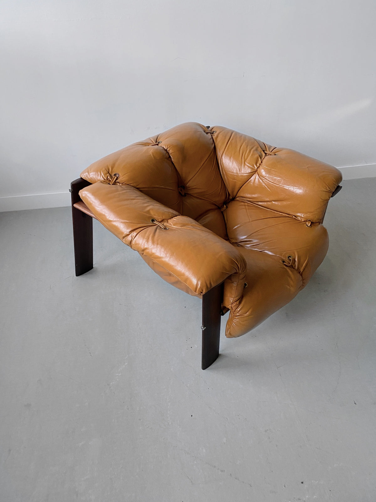 PERCIVAL LAFER MP 129 TAN LEATHER LOUNGE CHAIR, 70'S | Maison