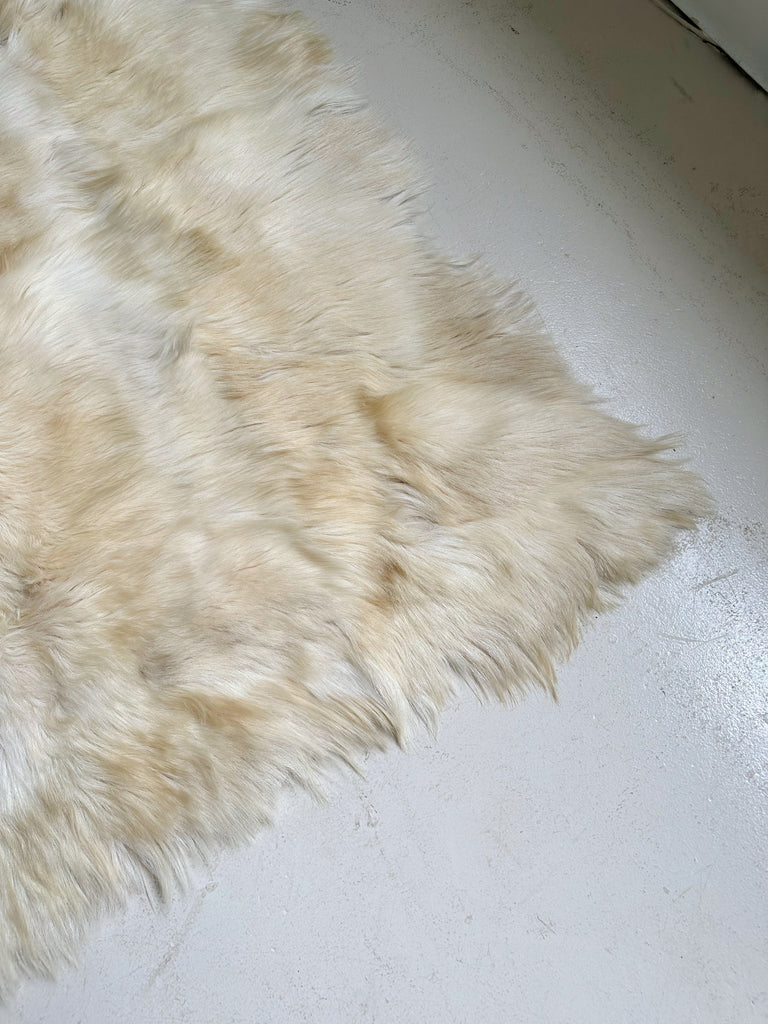 WHITE FUR THROW / RUG, 5x5