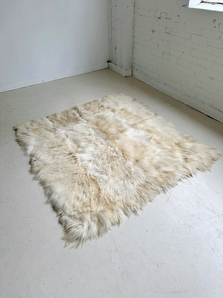 WHITE FUR THROW / RUG, 5x5