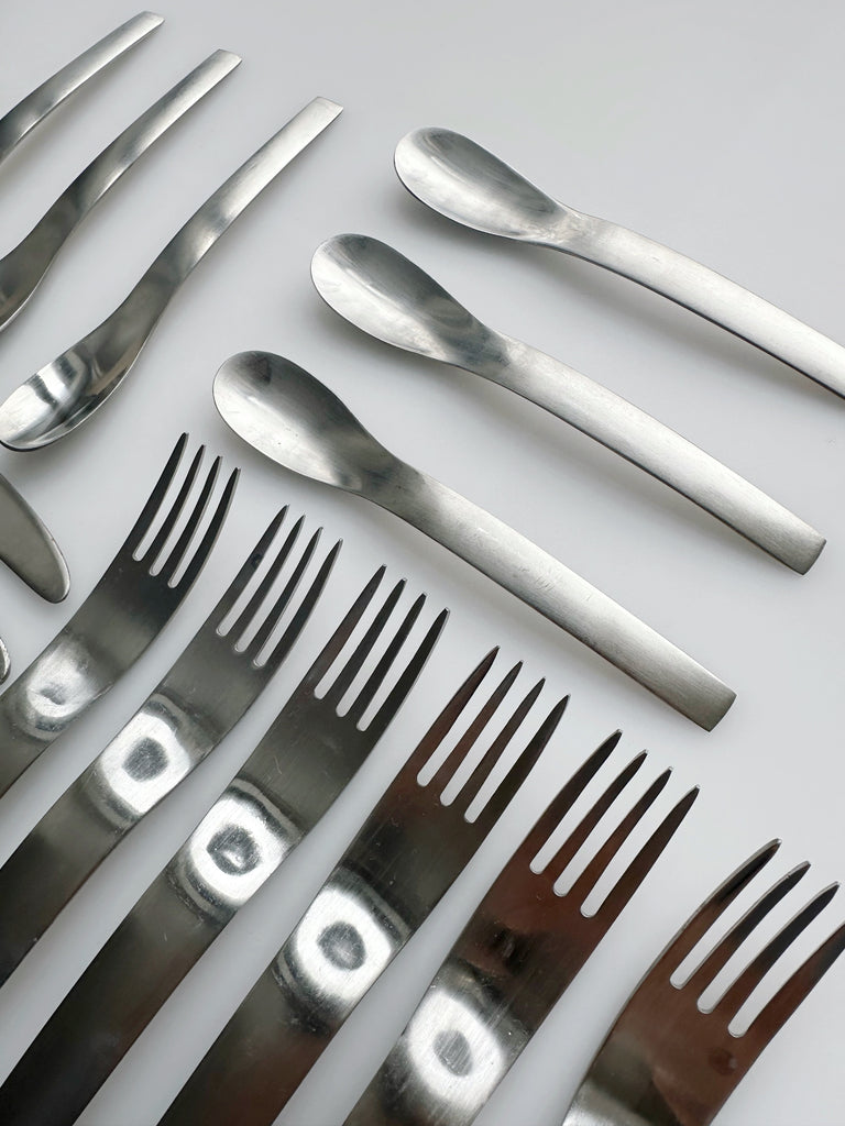 MODERNIST STAINLESS STEEL 18 PIECE FLATWARE SET, 70's