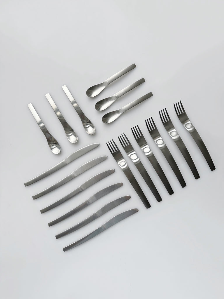 MODERNIST STAINLESS STEEL 18 PIECE FLATWARE SET, 70's