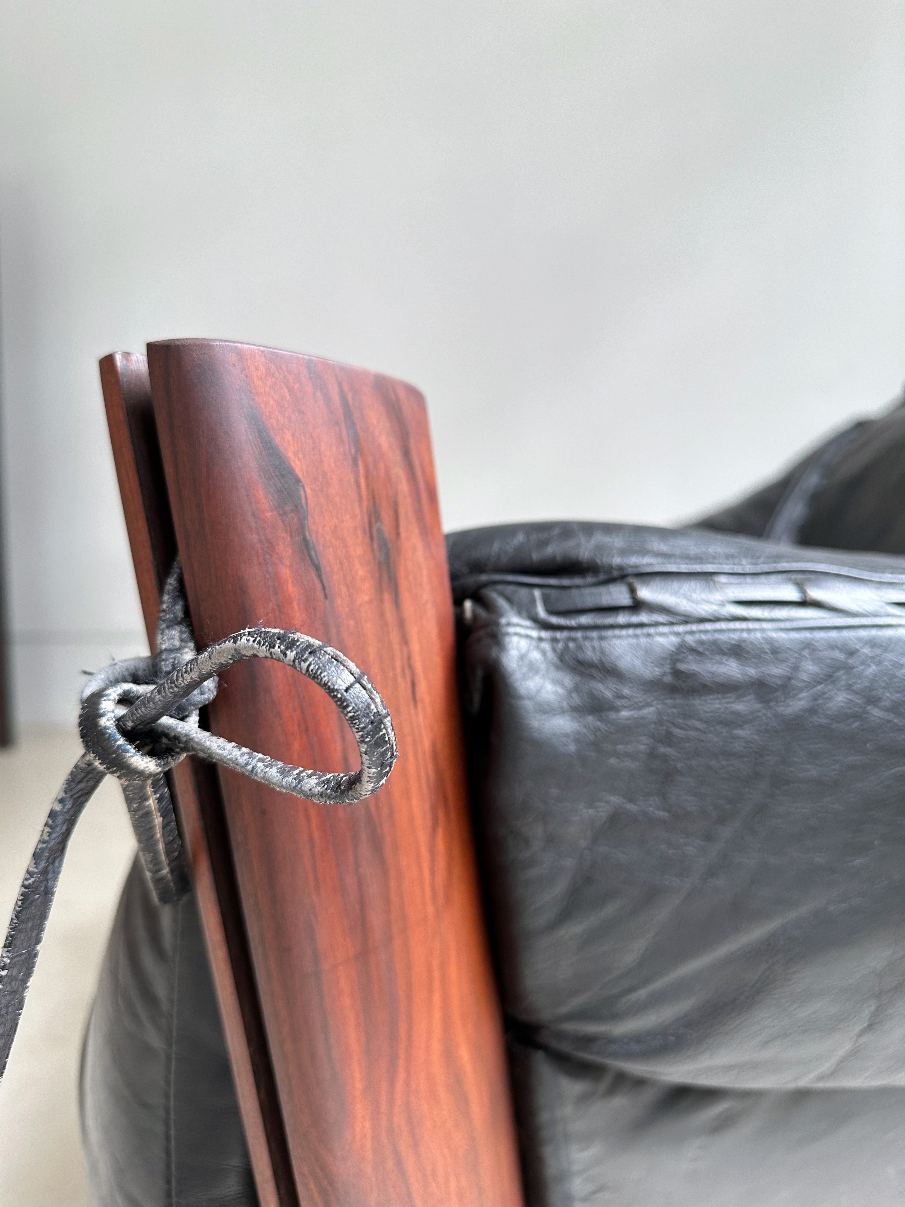 MP 211 BLACK LEATHER LOUNGE CHAIR BY PERCIVAL LAFER, 60's | Maison