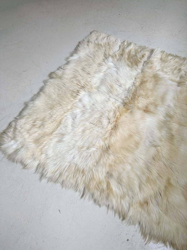 WHITE FUR THROW / RUG, 5x5