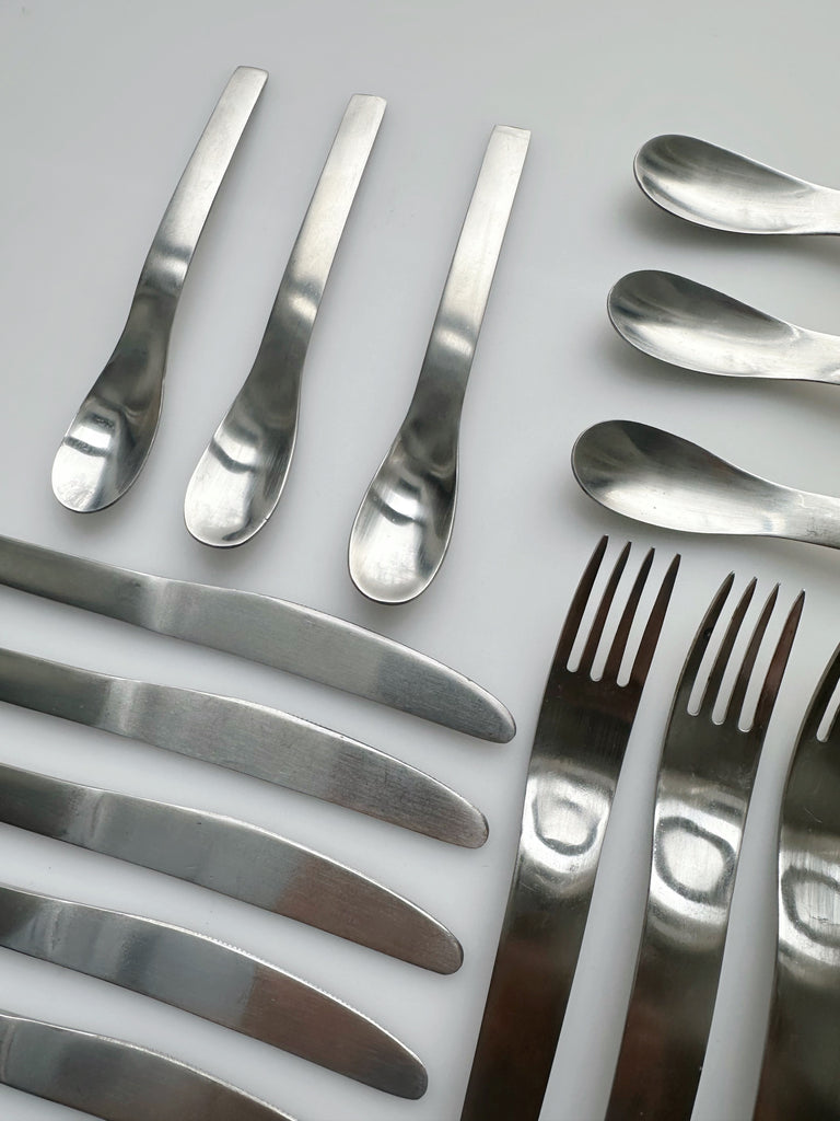 MODERNIST STAINLESS STEEL 18 PIECE FLATWARE SET, 70's