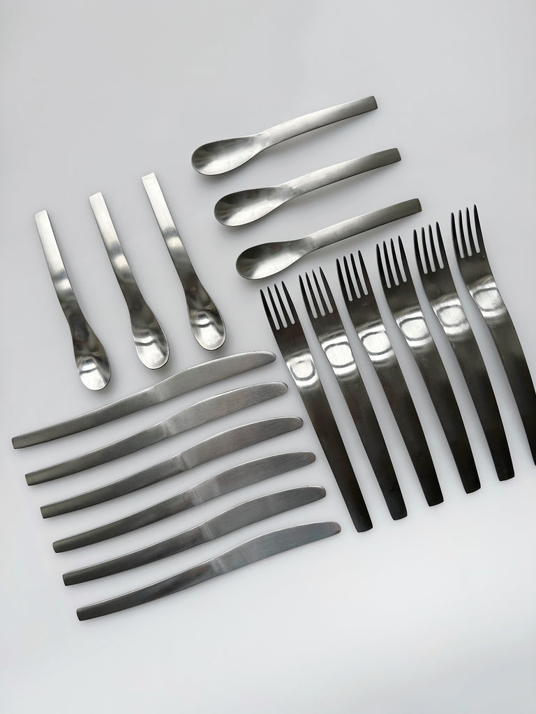 MODERNIST STAINLESS STEEL 18 PIECE FLATWARE SET, 70's