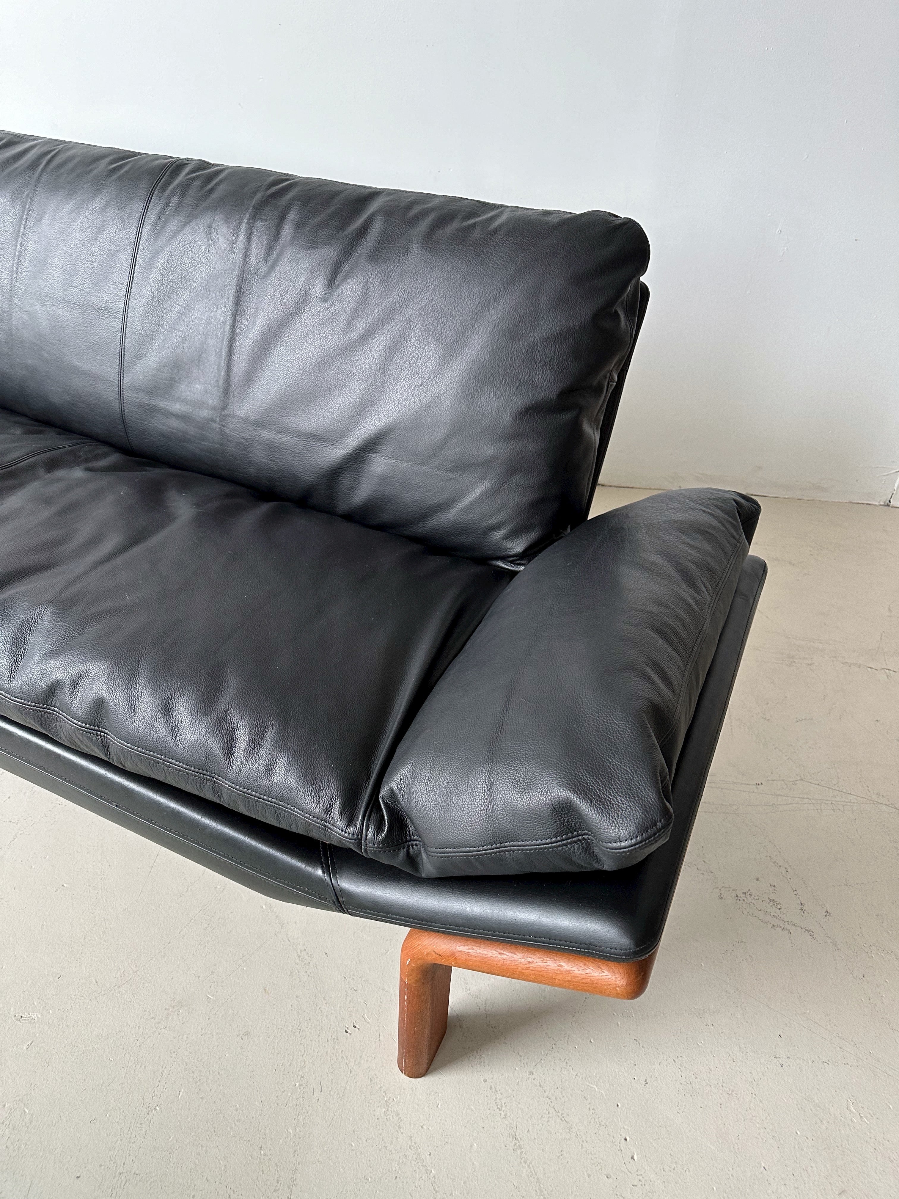 BLACK LEATHER & TEAK SOFA BY KOMFORT DENMARK, 70's | Maison