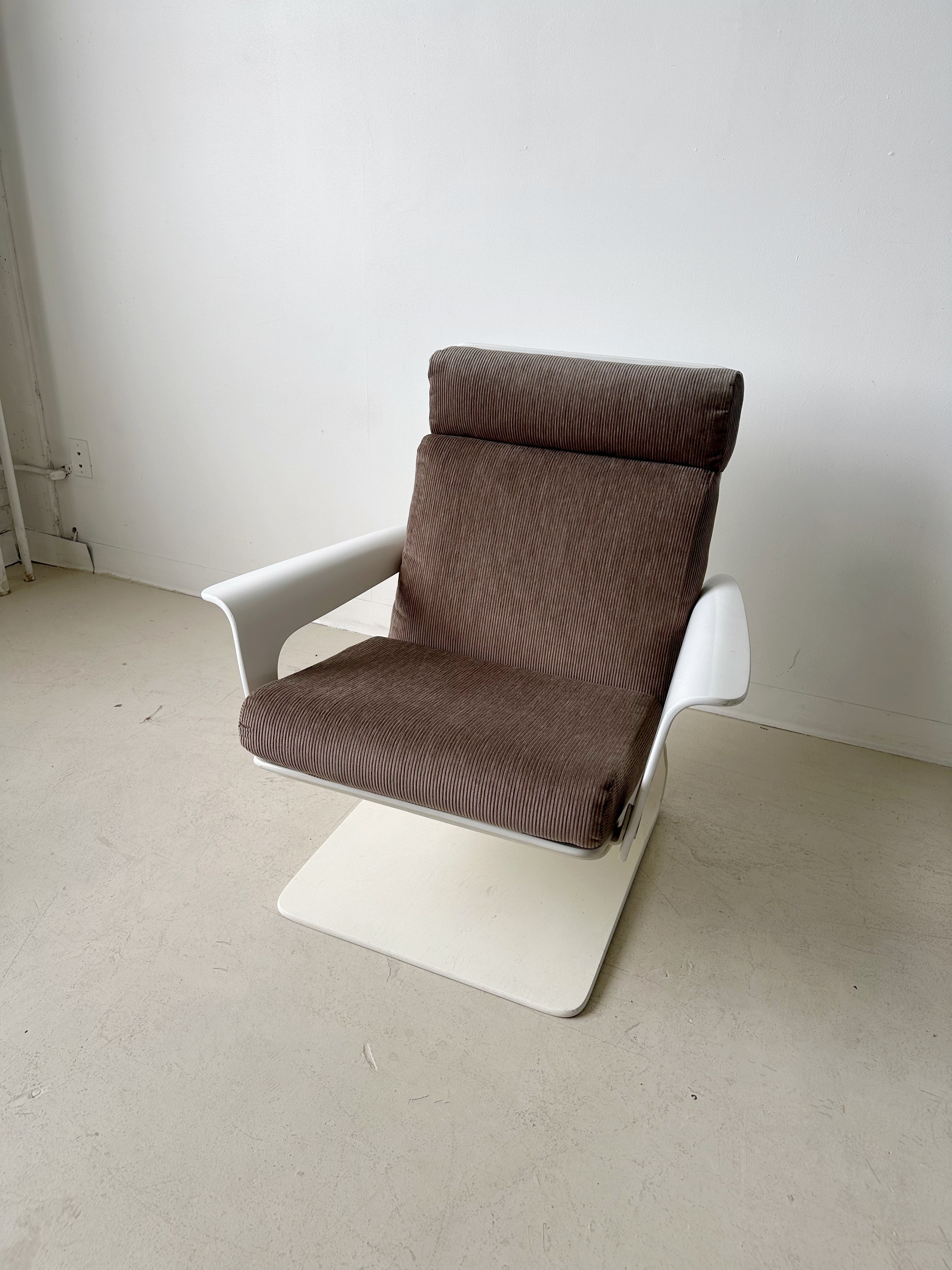 ▲グーチャンラグ▼　1970年代　236×125cm セミアンティーククメン SPACE AGE ARMCHAIR BY PETER GHYCZY FOR COR, 70's | Maison Singulier