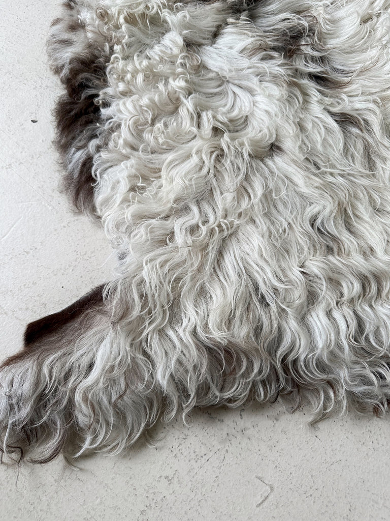 WHITE & BROWN TIGRADO CURLY SHEEPSKIN THROW / RUG