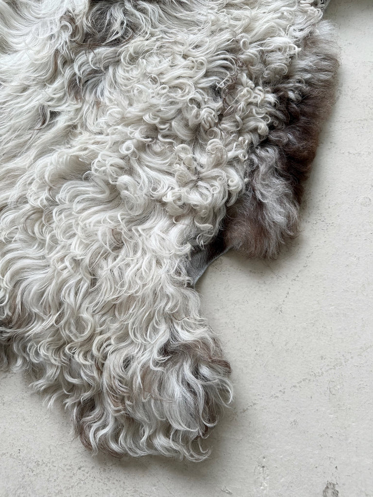 WHITE & BROWN TIGRADO CURLY SHEEPSKIN THROW / RUG