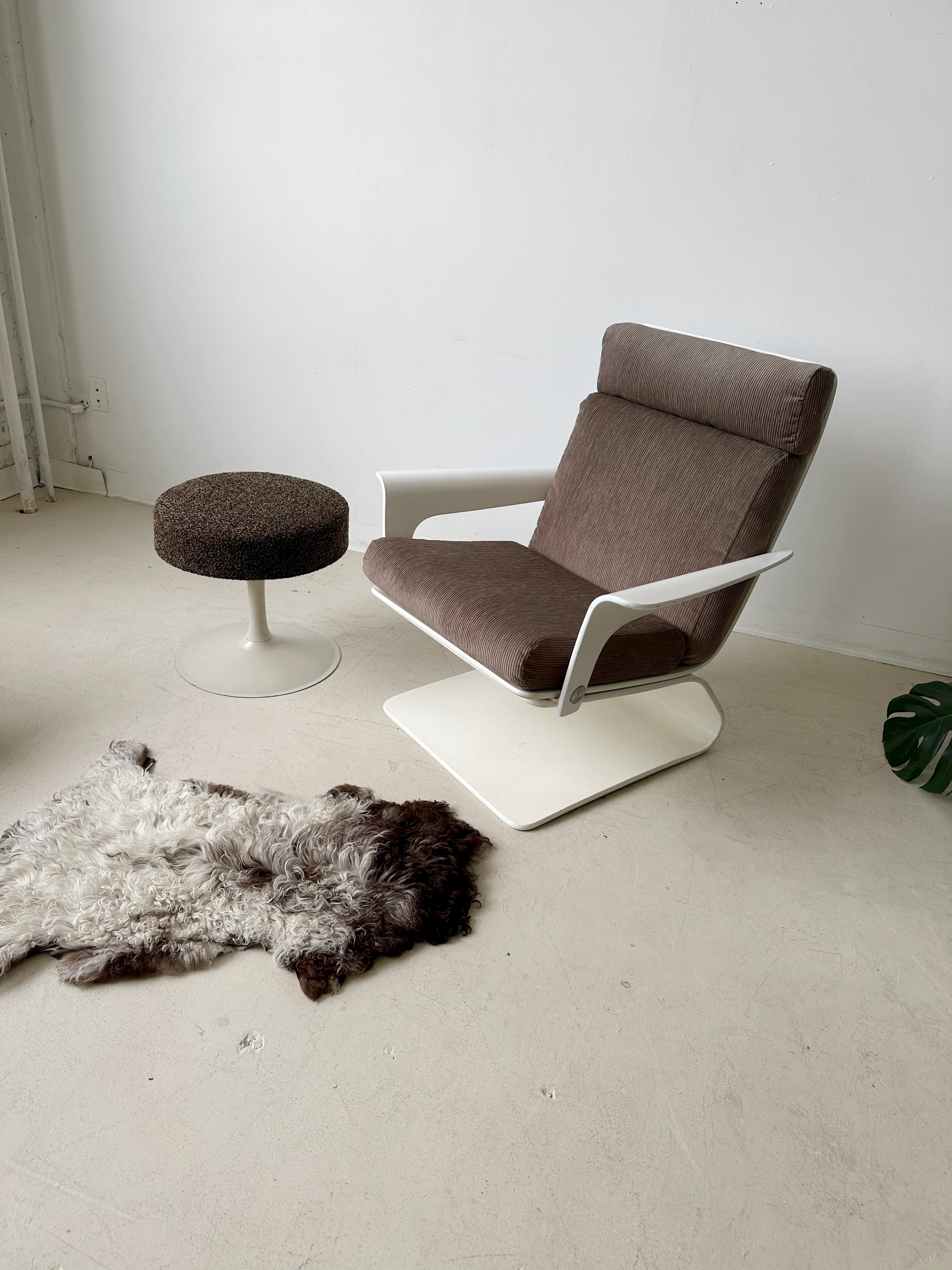 ▲グーチャンラグ▼　1970年代　236×125cm セミアンティーククメン SPACE AGE ARMCHAIR BY PETER GHYCZY FOR COR, 70's | Maison Singulier