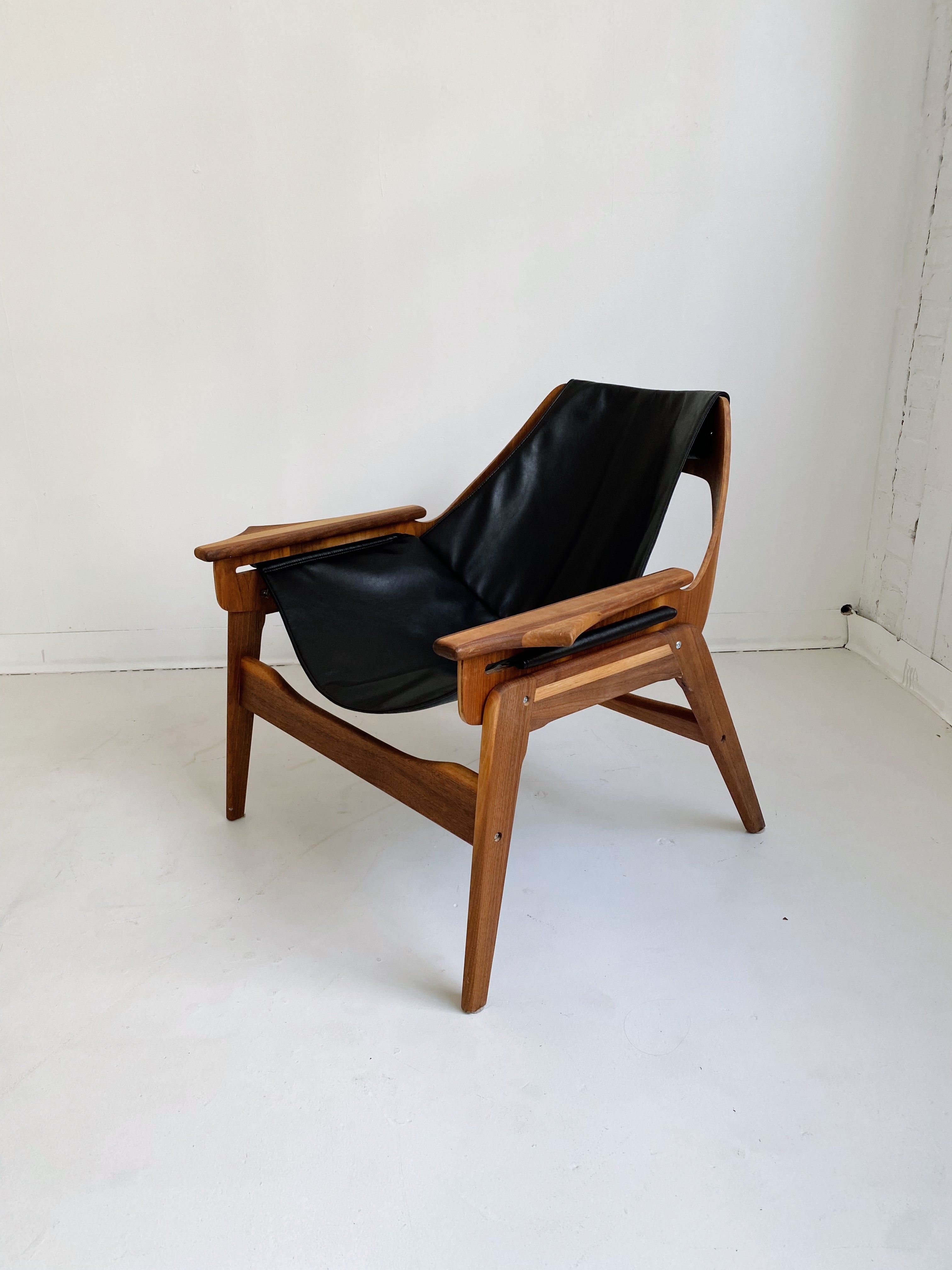 WALNUT SLING CHAIR BY JERRY JOHNSON, 60's | Maison Singulier WALNUT SLING CHAIR BY JERRY JOHNSON, 60's | Maison Singulier