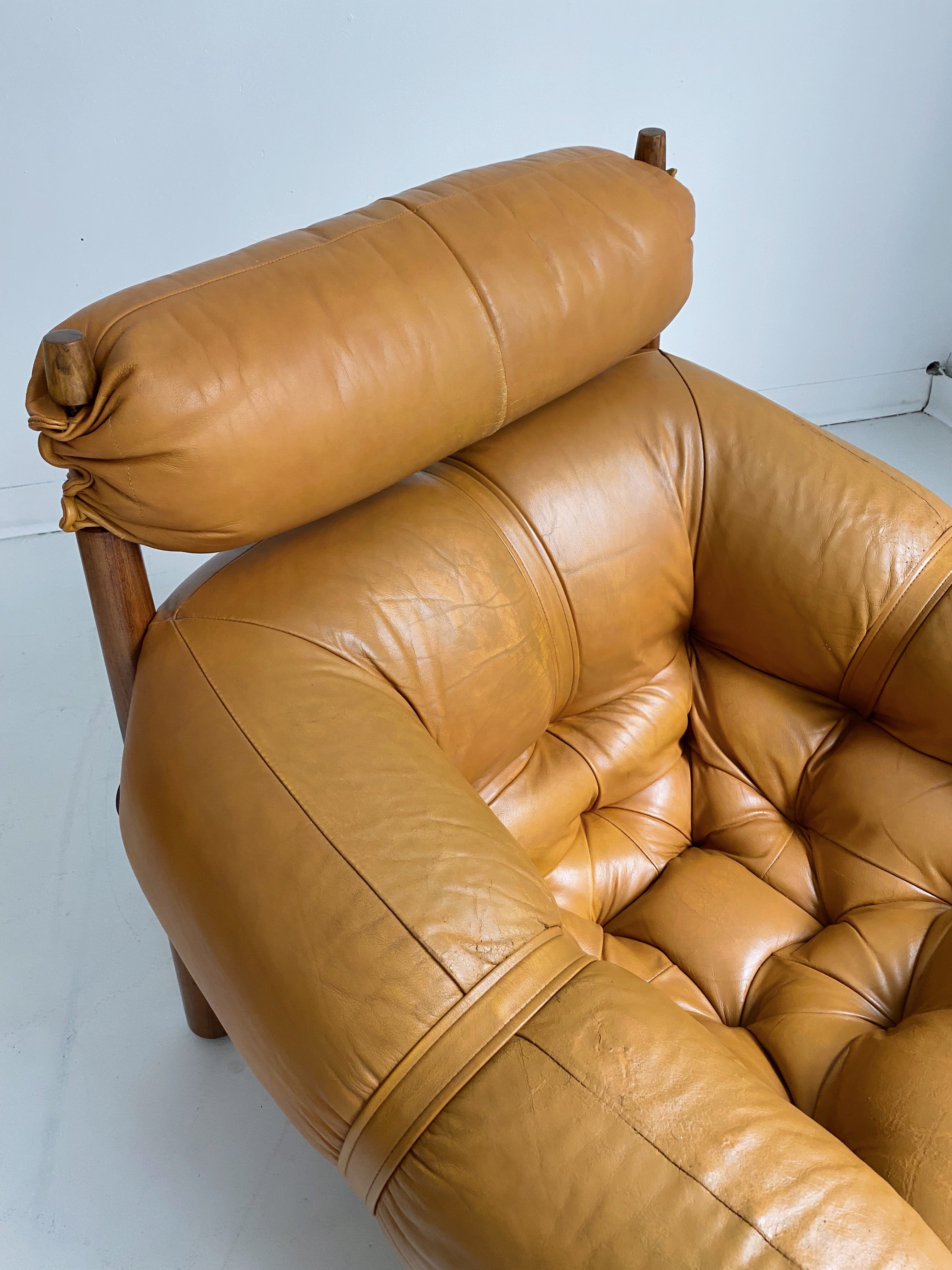 MP-81 TAN LEATHER LOUNGE CHAIR BY PERCIVAL LAFER, 60's | Maison