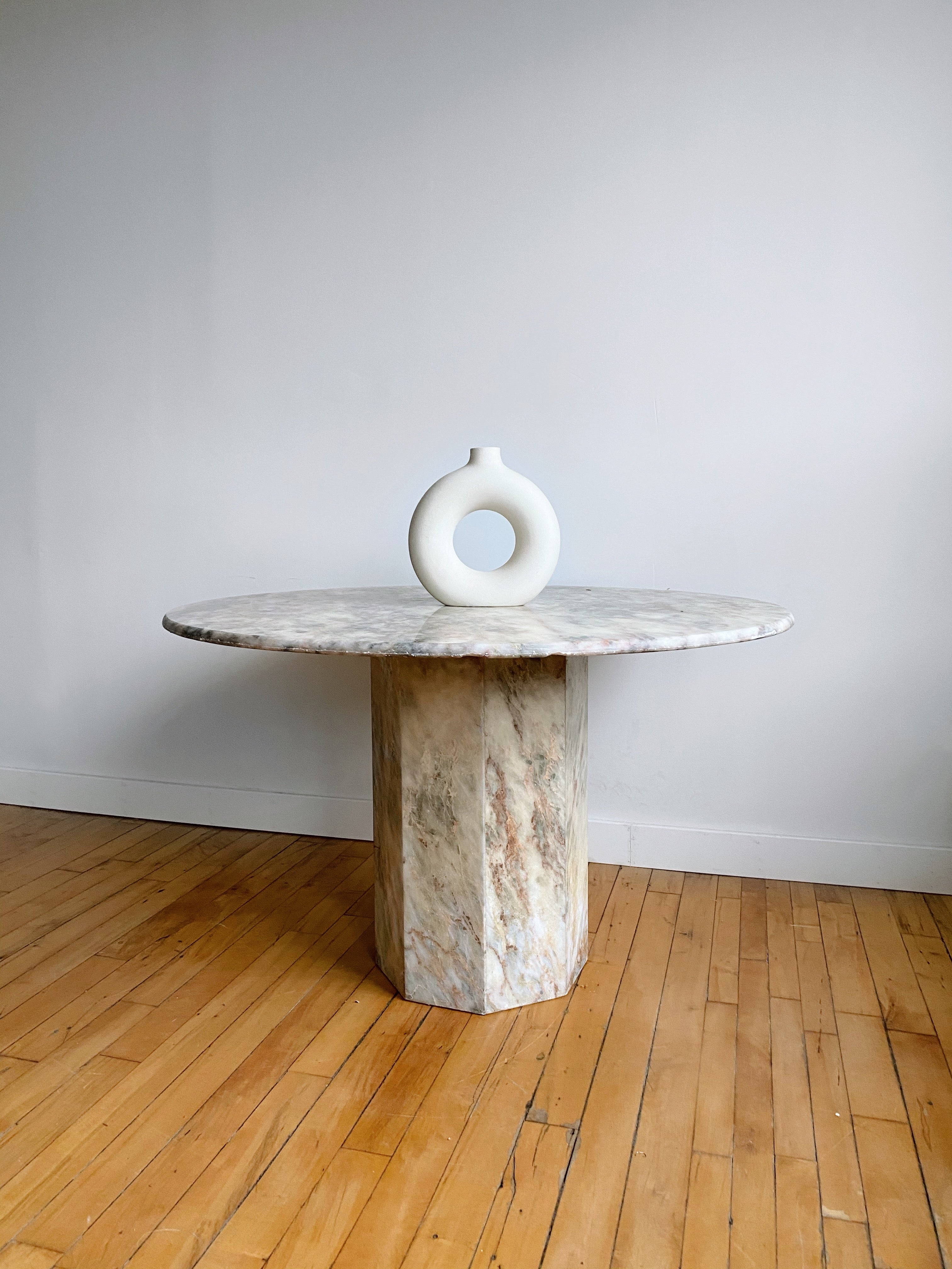 PINK MARBLE ROUND DINING TABLE | Maison Singulier