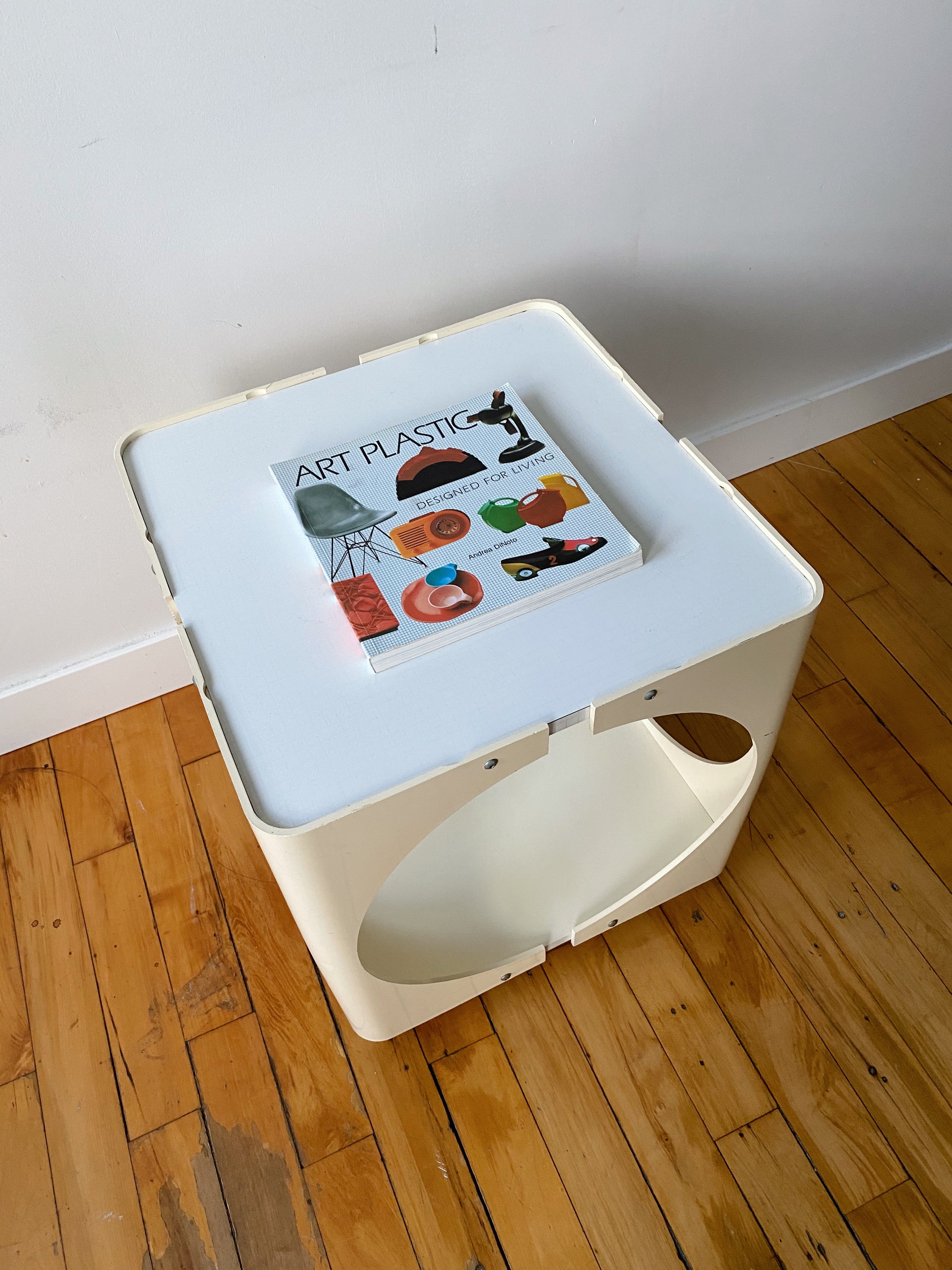 SPACE AGE WHITE CUBIC SIDE TABLE | Maison Singulier SPACE AGE WHITE CUBIC SIDE TABLE | Maison Singulier