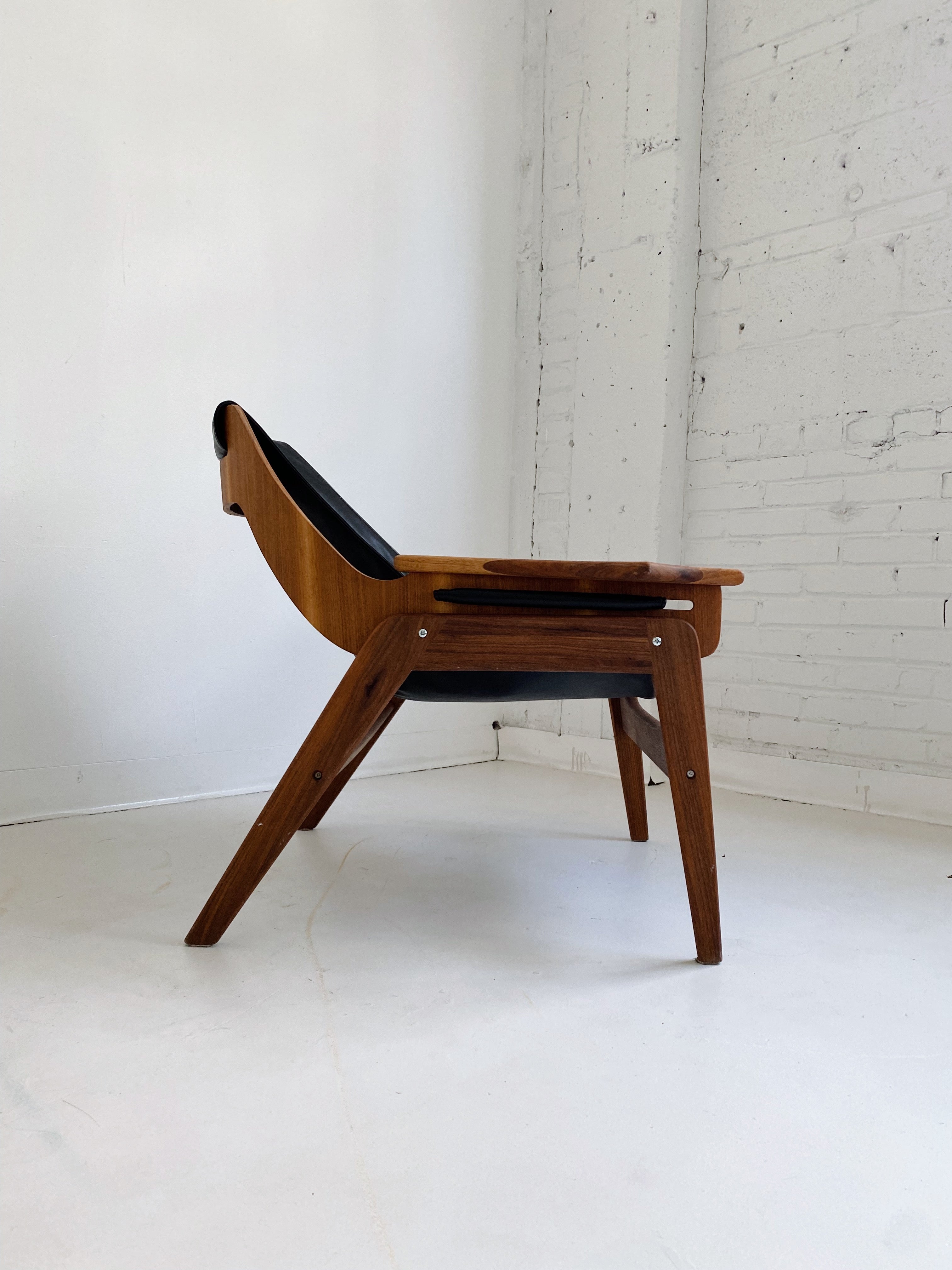 WALNUT SLING CHAIR BY JERRY JOHNSON, 60's | Maison Singulier WALNUT SLING CHAIR BY JERRY JOHNSON, 60's | Maison Singulier