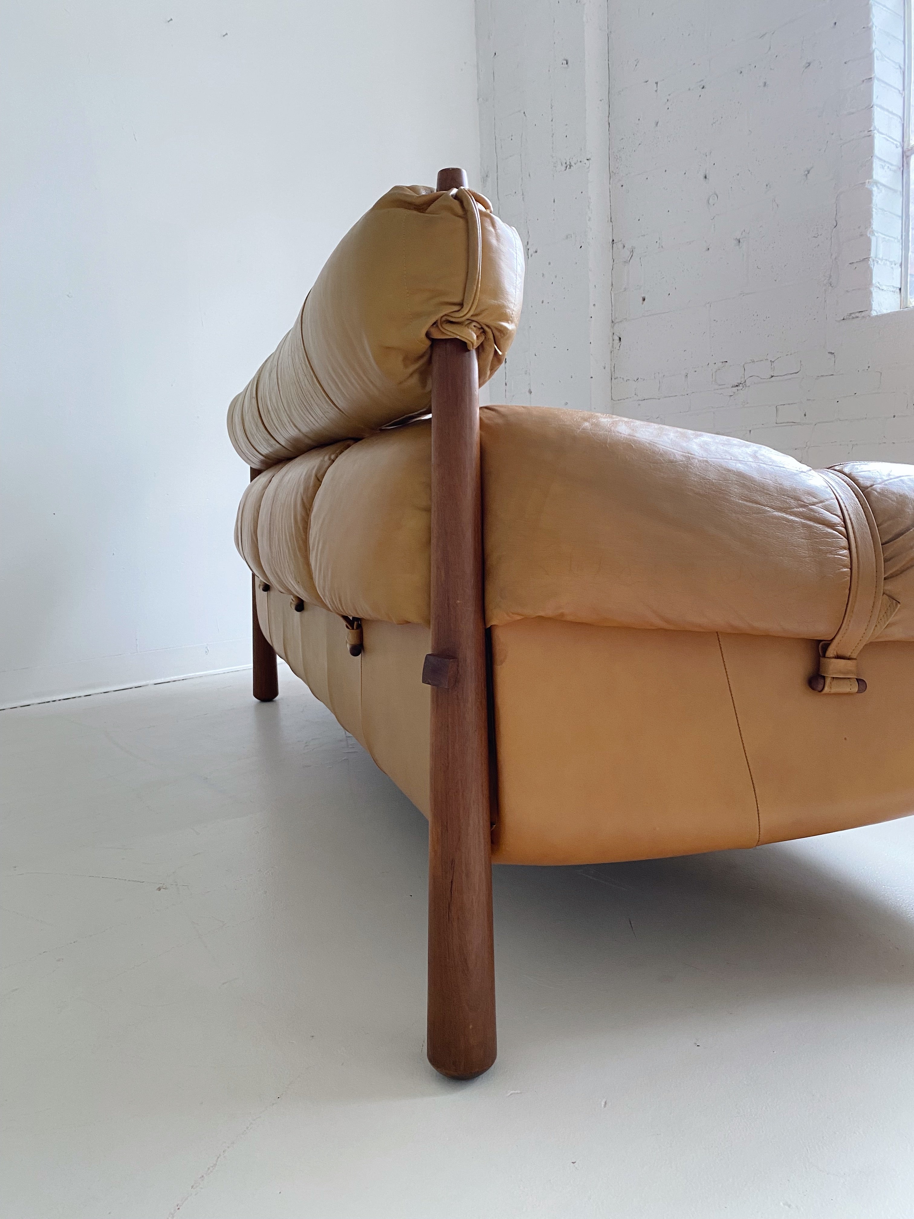 MP-81 TAN LEATHER 3 SEATER SOFA BY PERCIVAL LAFER, 60's | Maison