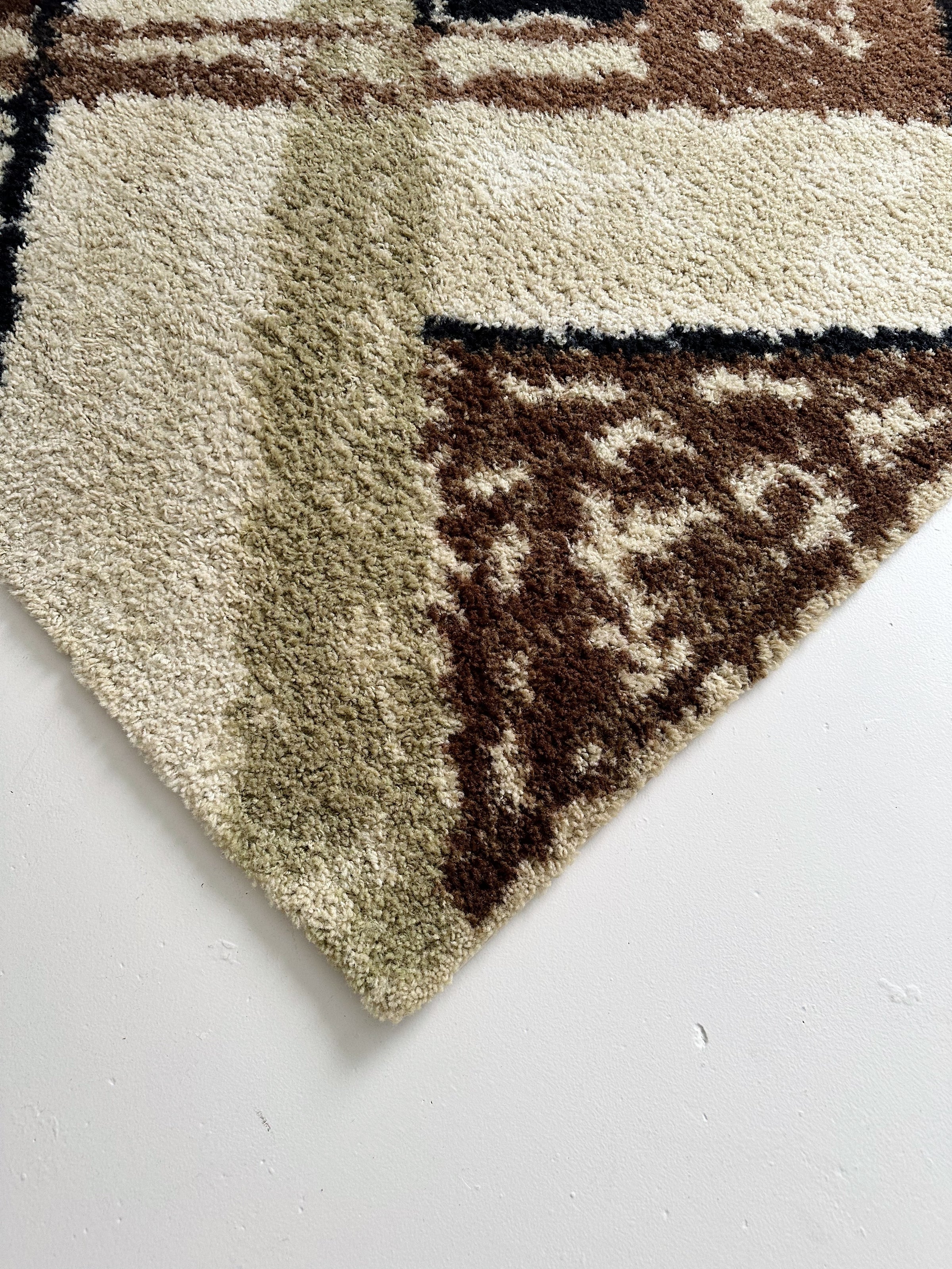 MID CENTURY BROWN PRINTED WOOL RUG, 6x8, 70's | Maison Singulier