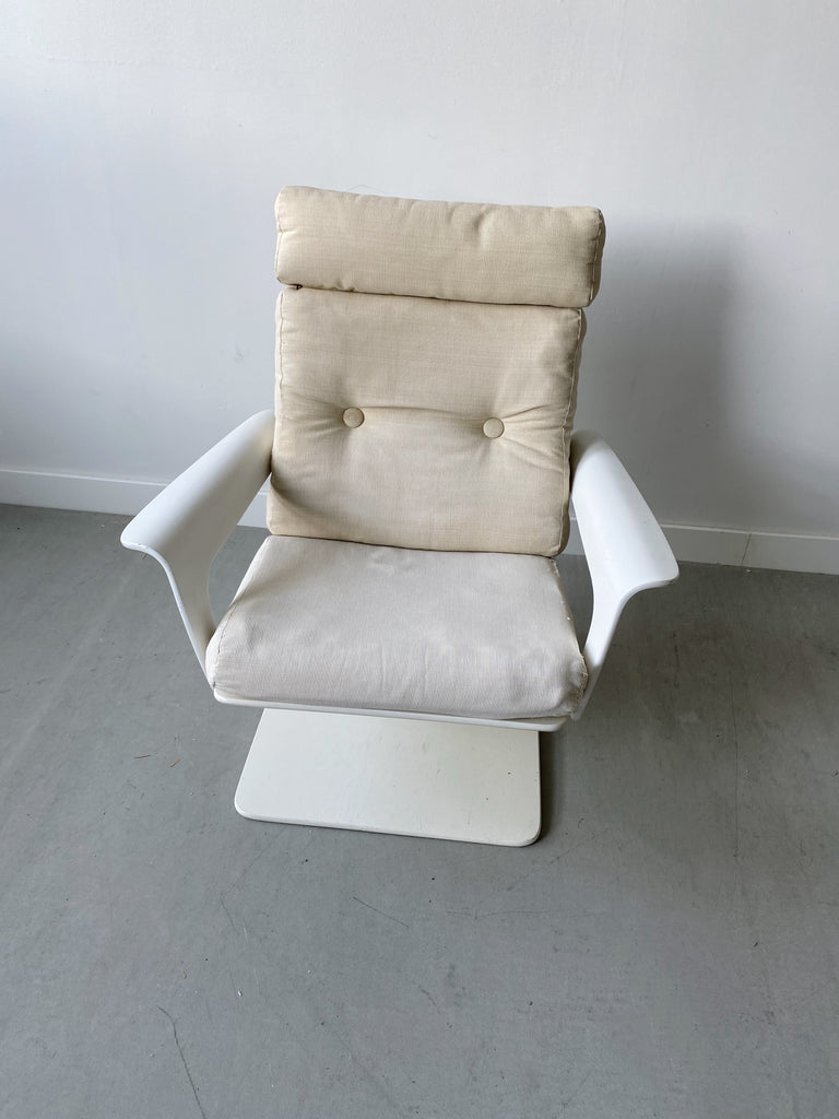 WHITE MID CENTURY ARMCHAIR BY PETER GHYCZY FOR COR, 70’s