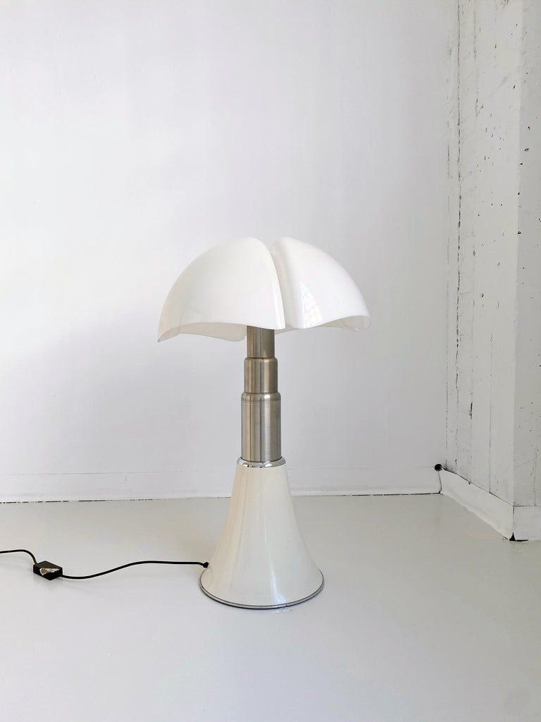 CREAM PIPISTRELLO LAMP BY GAE AULENTI FOR MARTINELLI LUCE, 60's