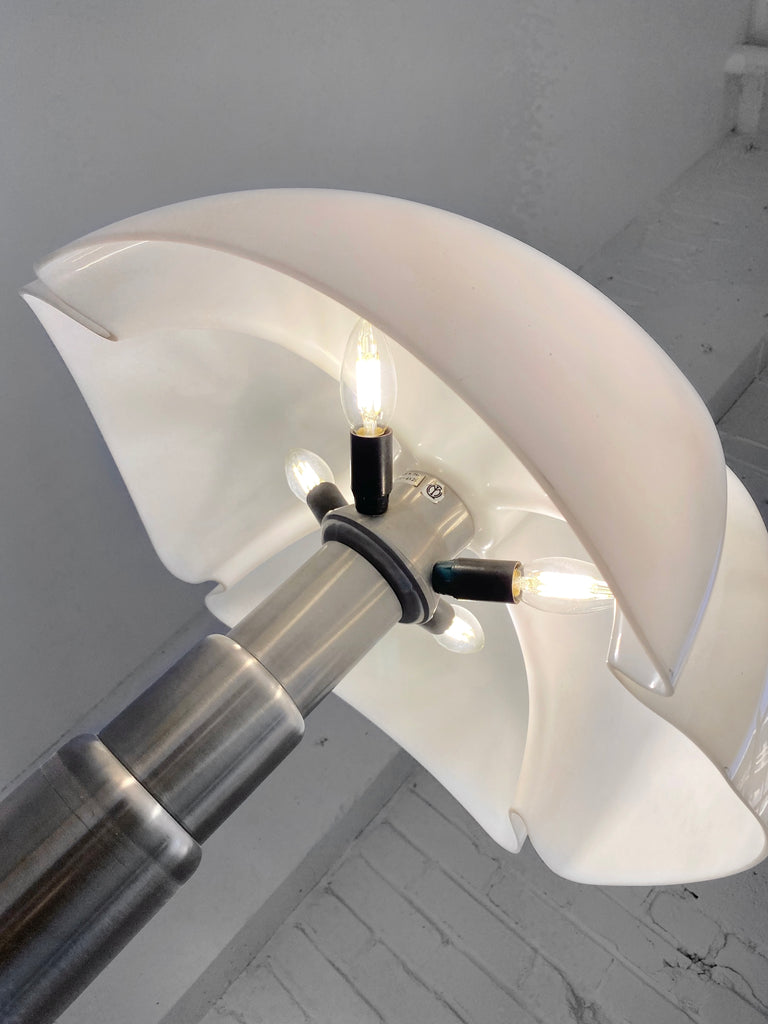 CREAM PIPISTRELLO LAMP BY GAE AULENTI FOR MARTINELLI LUCE, 60's