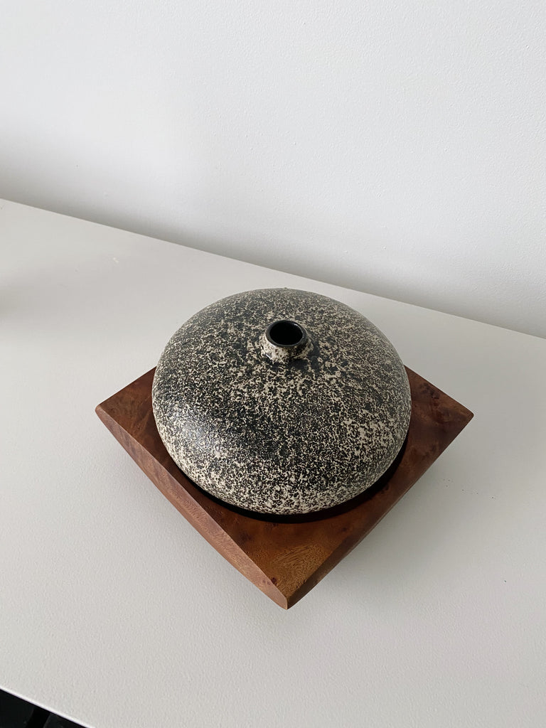 TEXTURED CERAMIC VASE WITH WOODEN STAND