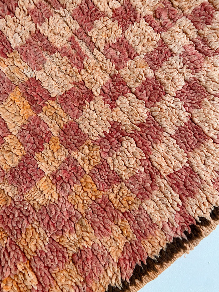 HAND-KNOTTED PINK & ORANGE CHECKERED MOROCCAN WOOL RUG, 2.7 x 5.2