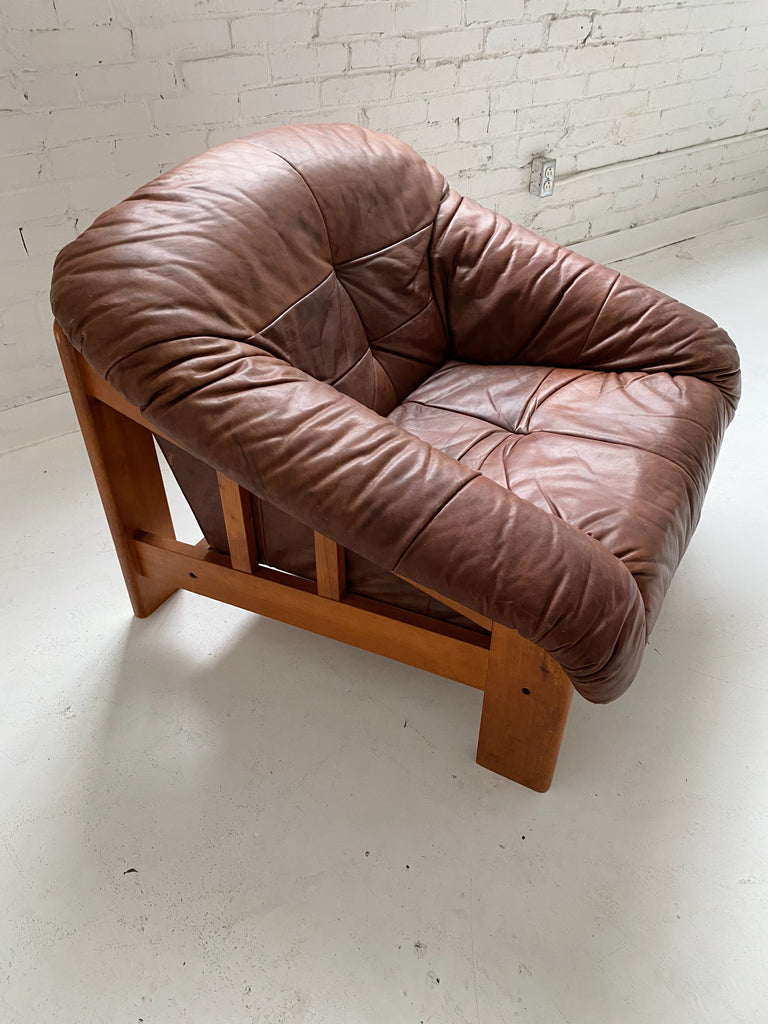 BROWN LEATHER SINGLE ARMCHAIR WITH WOODEN FRAME