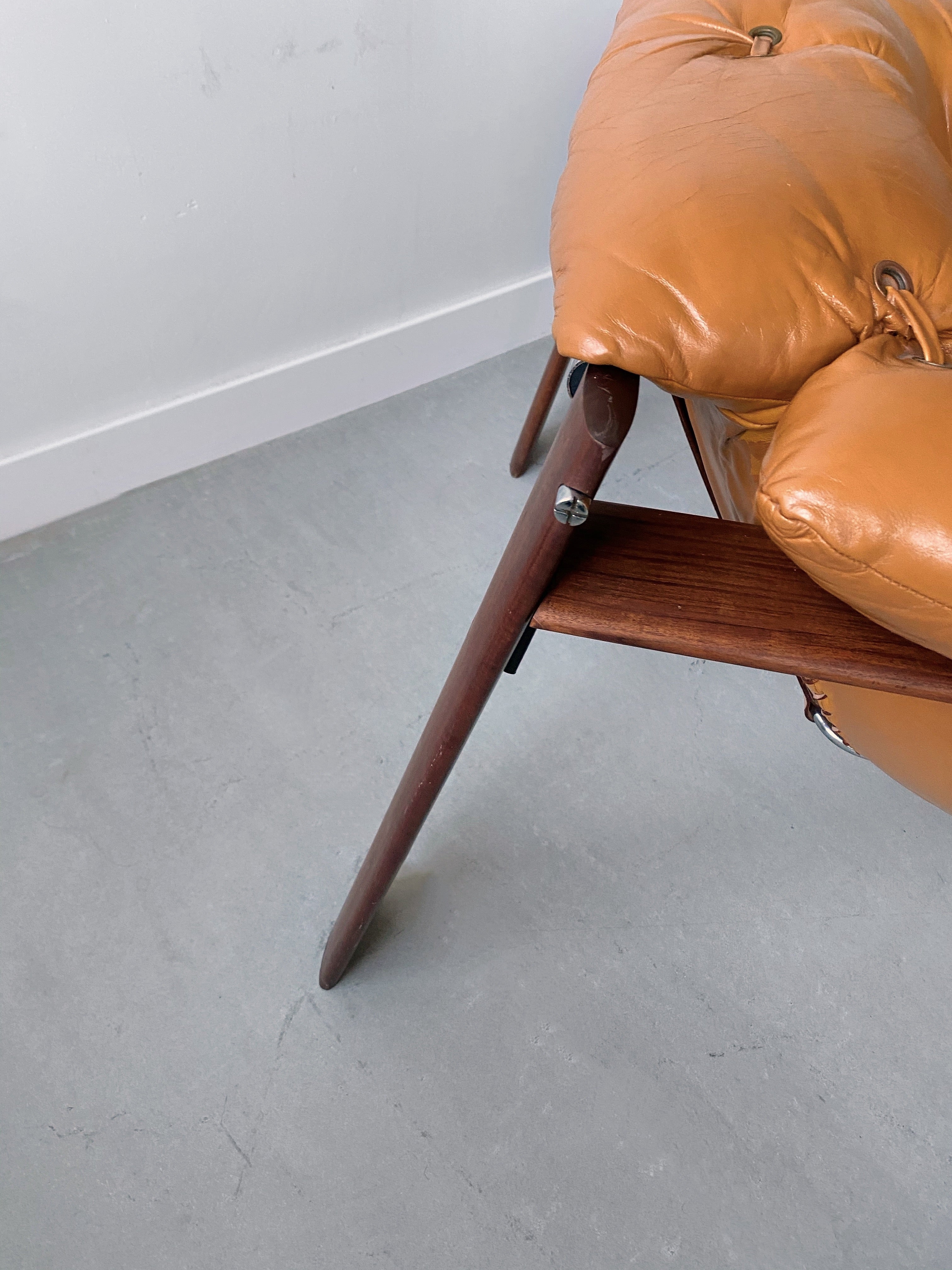 PERCIVAL LAFER MP 129 TAN LEATHER LOUNGE CHAIR, 70'S | Maison